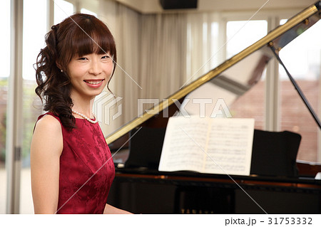 人物 女性 ピアニスト 日本人の写真素材