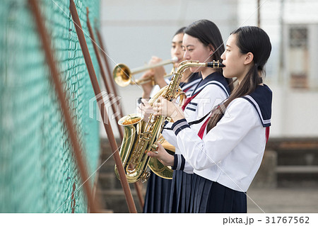 女子高生 トランペット 部活 楽器の写真素材