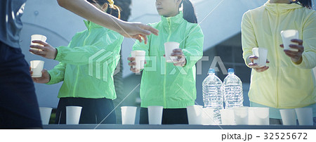 マラソン大会 水 渡す 給水の写真素材