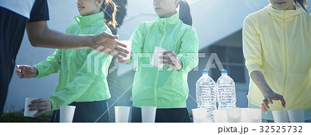 マラソン大会 水 渡す 給水の写真素材