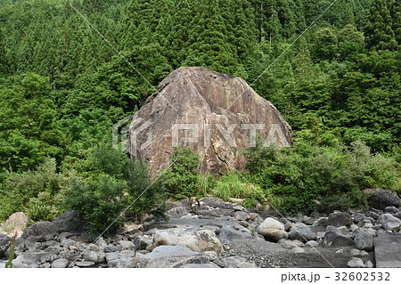 風景の画像 日本の風景 百万貫の岩 白山の写真素材