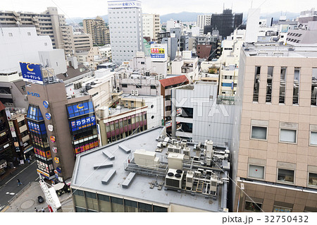 雑居ビル 屋上 見下ろす 俯瞰の写真素材