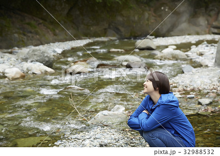 しゃがむ 横向きの写真素材