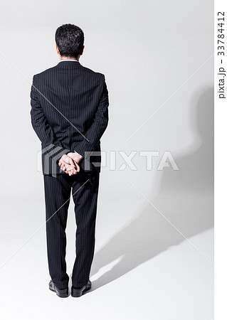 おじさん 男性 中年 後姿の写真素材
