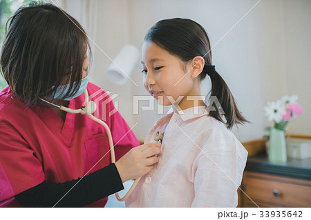 聴診器 女の子 診察の写真素材