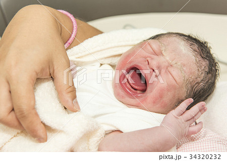 出産直後 赤ちゃんの写真素材