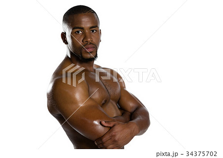 男性 腕組み 上半身裸 白バックの写真素材