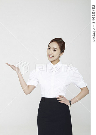 腰に手を当てる ポーズの写真素材