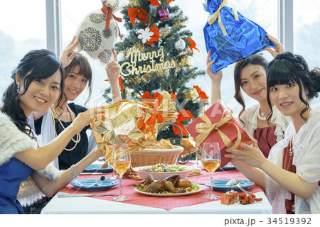 クリスマスパーティー プレゼント交換の写真素材