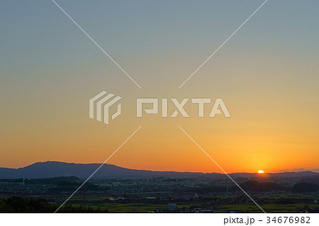 おぼろ夕日の写真素材 - PIXTA