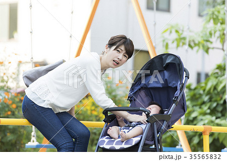 赤ちゃん ベビーカー 泣く 屋外の写真素材