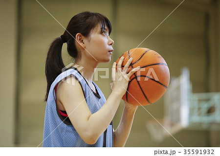 女性 バスケットボール バスケ ビブスの写真素材