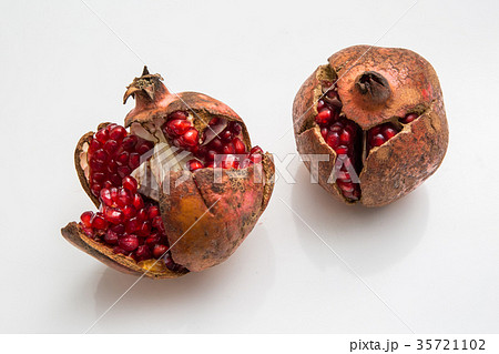 ざくろ 柘榴 完熟 果実の写真素材
