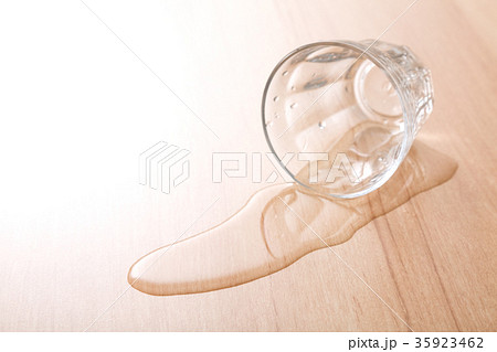 こぼす グラスの写真素材