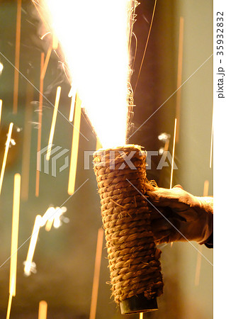 手筒花火 花火 持つ 火祭りの写真素材