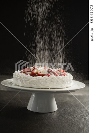 赤い 赤色 ケーキ 粉砂糖の写真素材