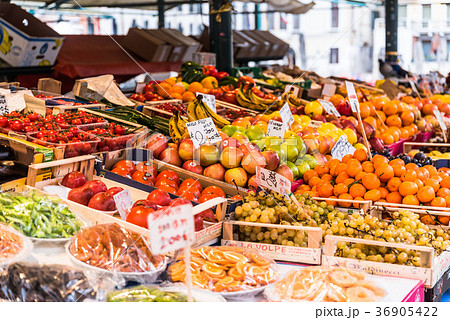 果物屋 ヨーロッパ イタリア 果物の写真素材