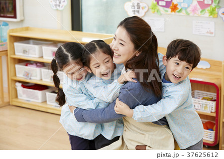 先生ハグの写真素材