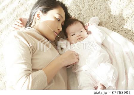 赤ちゃん 新生児 外国人 かわいいの写真素材