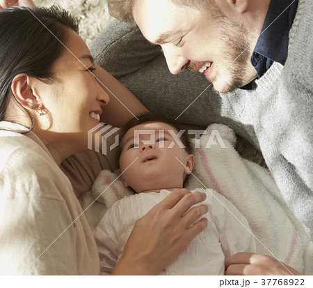 赤ちゃん 新生児 外国人 かわいいの写真素材