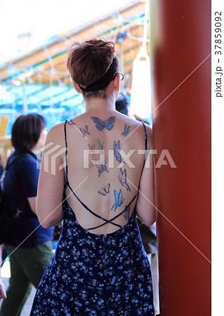 タトゥー 白人 女性 刺青の写真素材
