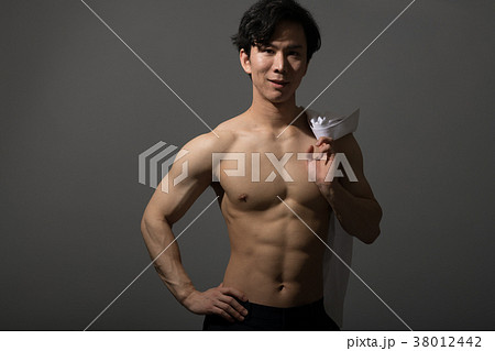 裸の日本人男性 筋肉 ボディビルダーの写真素材
