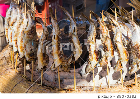 鱒 ニジマス 塩焼き 炭火焼きの写真素材