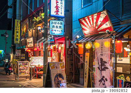 繁華街 赤提灯 夜 神戸の写真素材