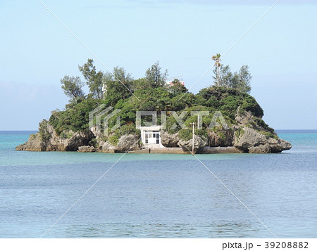 ヒートゥー島 海 恩納村 廃墟の写真素材