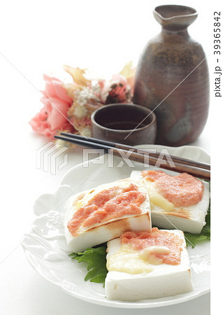 半弁の明太マヨネーズ焼きと酒の写真素材