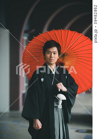 紋付羽織袴 紋付袴 男性 和傘の写真素材 Pixta