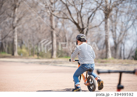 子供 自転車 乗る 後ろ姿の写真素材