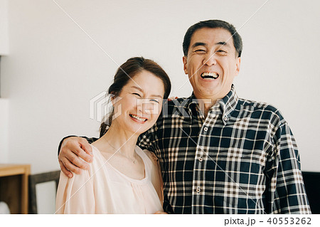 肩を寄せるの写真素材