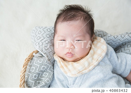 子供 赤ちゃん 新生児 変顔の写真素材