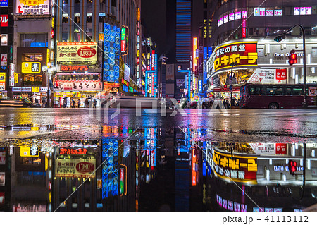 新宿 歌舞伎町 雨 夜の写真素材