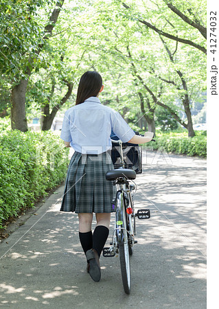 女の子 人物 後ろ姿 自転車の写真素材