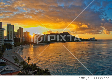 ハワイ 海 風景 朝日の写真素材