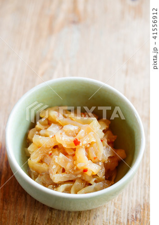 おつまみ 中華クラゲ 器 食べ物の写真素材