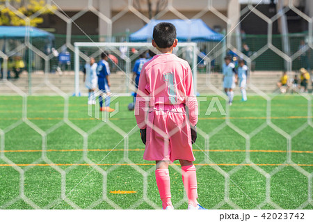 少年 サッカー 後ろ姿 ユニフォームの写真素材