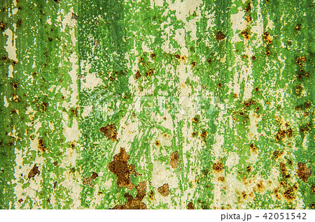 鉄扉 扉 古い 鉄板の写真素材