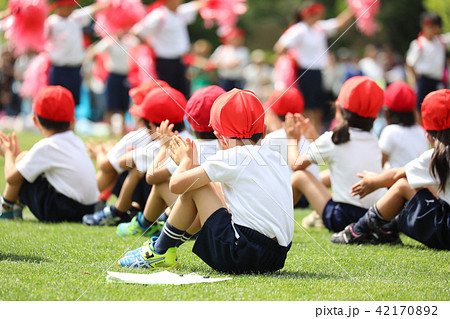 小学生 体育座り 子供 運動会の写真素材