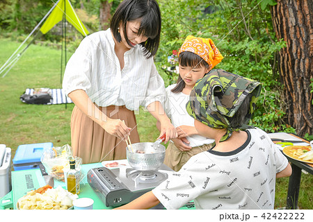 自然 緑 キャンプ カレーの写真素材