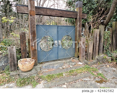 門 庭 扉 庭園 入り口の写真素材