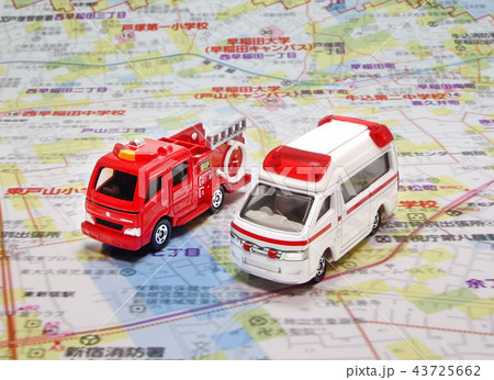 ミニカー 消防車 地図 クルマの写真素材