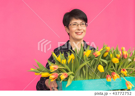 女性 花束 抱える 花の写真素材