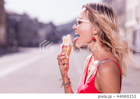 人物 女性 アイス 食べるの写真素材