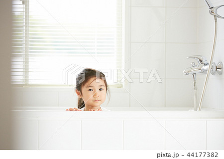 入浴 女の子 風呂の写真素材
