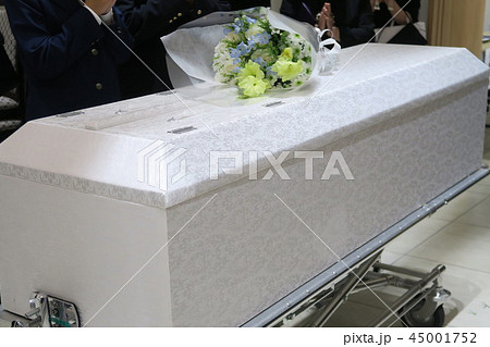 棺桶 お供え 葬式 棺 葬儀 生花 花束 花の写真素材