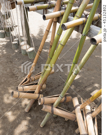 遊び おもちゃ 竹 遊具の写真素材