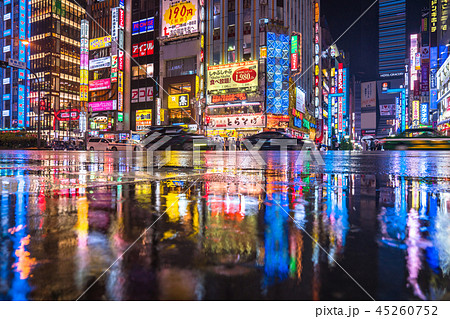 新宿 街 雨 夜景の写真素材